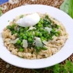 Greeny Savory Oatmeal, oatmeal with egg, savory oatmeal with poached egg, sauteed spinach oatmeal, simple savory oatmeal, low calorie savory oatmeal recipes, what to eat for breakfast, healthy breakfast ideas
