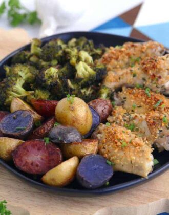 Paleo garlic chicken wings, oven baked chicken wings, paleo sheet pan dinners, paleo recipes, eating paleo, easy paleo meals, paleo chicken wings