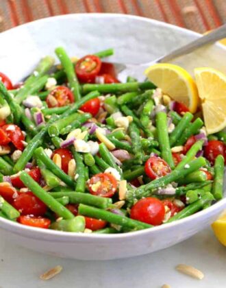 Asparagus Salad Recipe, asparagus tomato salad, raw asparagus salad, cold salads, easy lunch recipes, meal prep lunch ideas, cold lunch ideas, vegetarian meal prep recipes