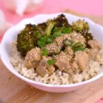 Healthy sesame chicken lunch bowls, lunch meal prep recipes, sesame chicken and broccoli meal prep, meal prep recipes chicken, Chinese chicken and broccoli, chicken rice bowl, healthy lunch ideas for work, cheap meal prep