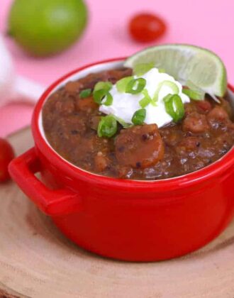 Slow cooker vegetarian chili recipe, slow cooker chili with dried beans, vegan chili slow cooker, healthy vegetarian chili, crock pot vegetarian chili, healthy vegetarian dinner ideas, vegetarian meal prep, vegetarian bean chili, meal prep dinner ideas, meal prep recipes