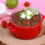 Healthy slow cooker vegetarian chili, slow cooker chili, how to make chili in a slow cooker, easy vegetarian chili crock pot, healthy vegetarian dinner recipes, slow cooker bean chili, easy chili recipe slow cooker, meal prep dinner recipes, healthy meal prep ideas