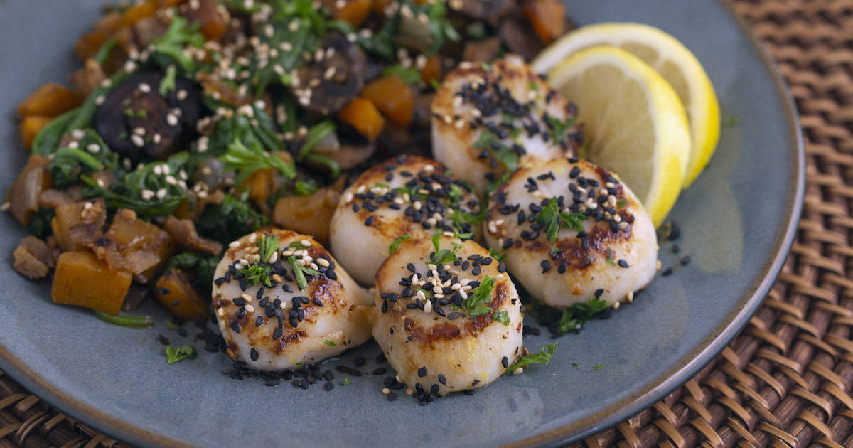 Pan Seared Scallops with Bacon, Spinach &amp; Mushrooms - Mind Over Munch